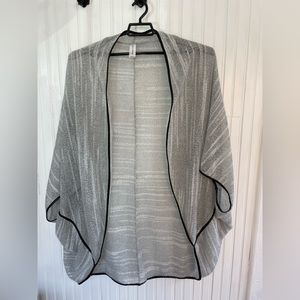 Grey and black wrap.
